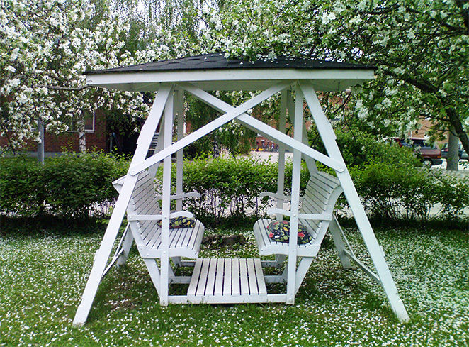 Sommarbild av gunga med tak